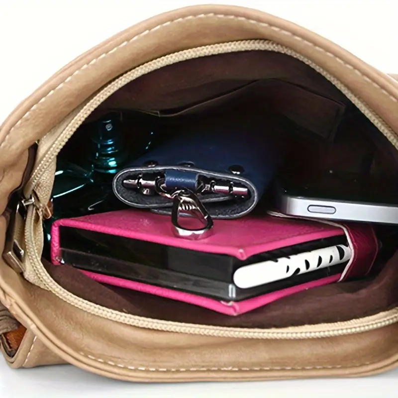 Püsküllü Western Omuz Çantası | Süet Görünümlü Bohem Crossbody Çanta Süet Western çantanın açılmış hali, iç hacim ve astar kalitesi.