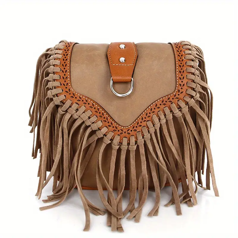 Püsküllü Western Omuz Çantası | Süet Görünümlü Bohem Crossbody Çanta Kahverengi bohem çanta üzerinde örgü ve deri detaylı kapak kilidi.