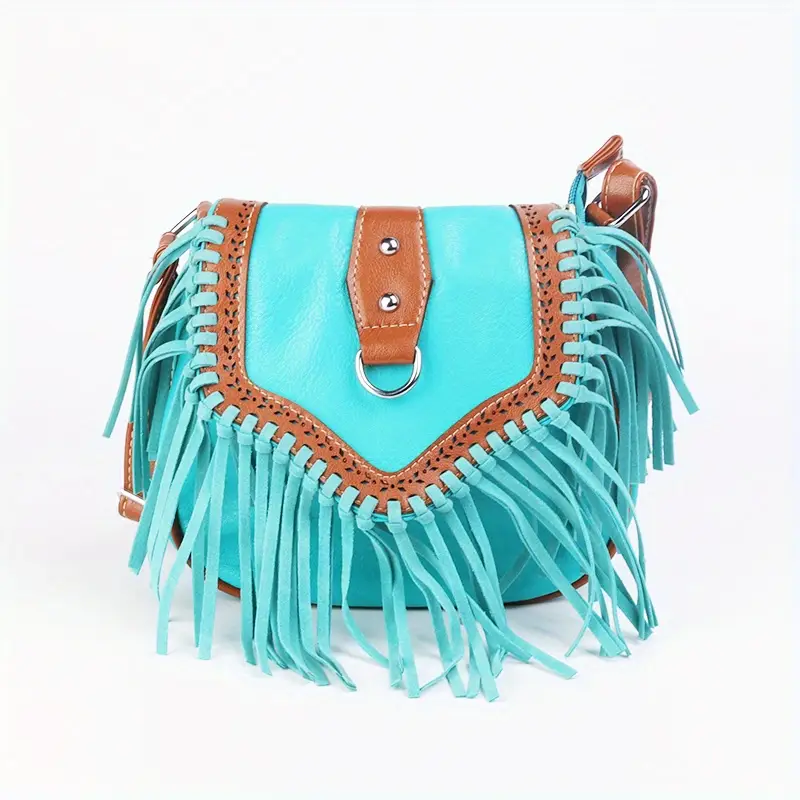 Püsküllü Western Omuz Çantası | Süet Görünümlü Bohem Crossbody Çanta Turkuaz püsküllü bohem çanta ve kontrast deri dikiş detayı.